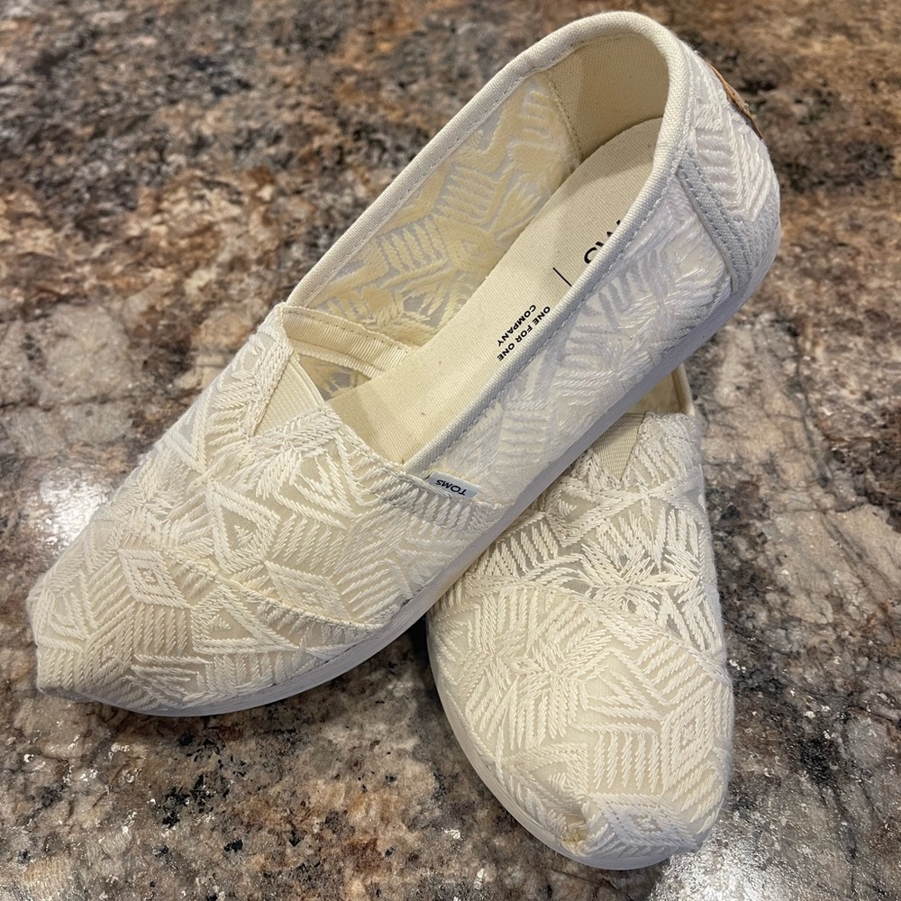 New without tags Toms classic crochet slip on